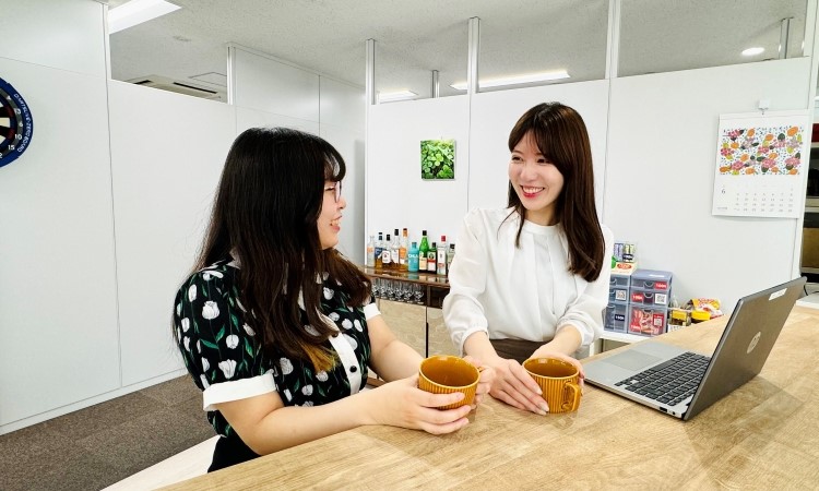 女性社員と会話をするM.H